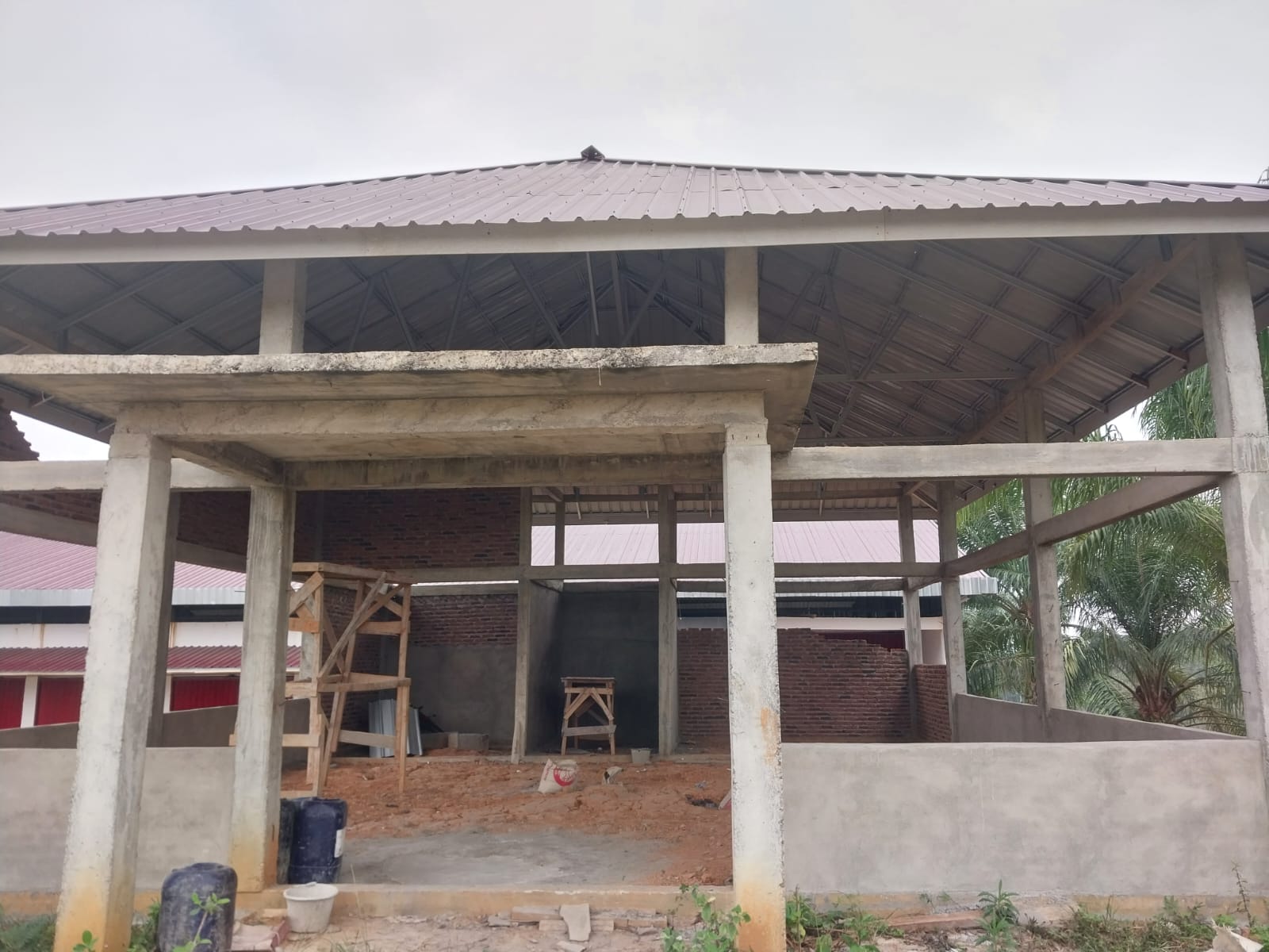 Hampir Rampung, Gedung Serbaguna Desa Sumber Makmur Siap Jadi Pusat Kegiatan Warga