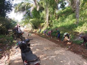Dongkrak Ekonomi Warga, Pemdes Sumber Makmur Padukan Proyek Infrastruktur dan PKTD Lewat DD