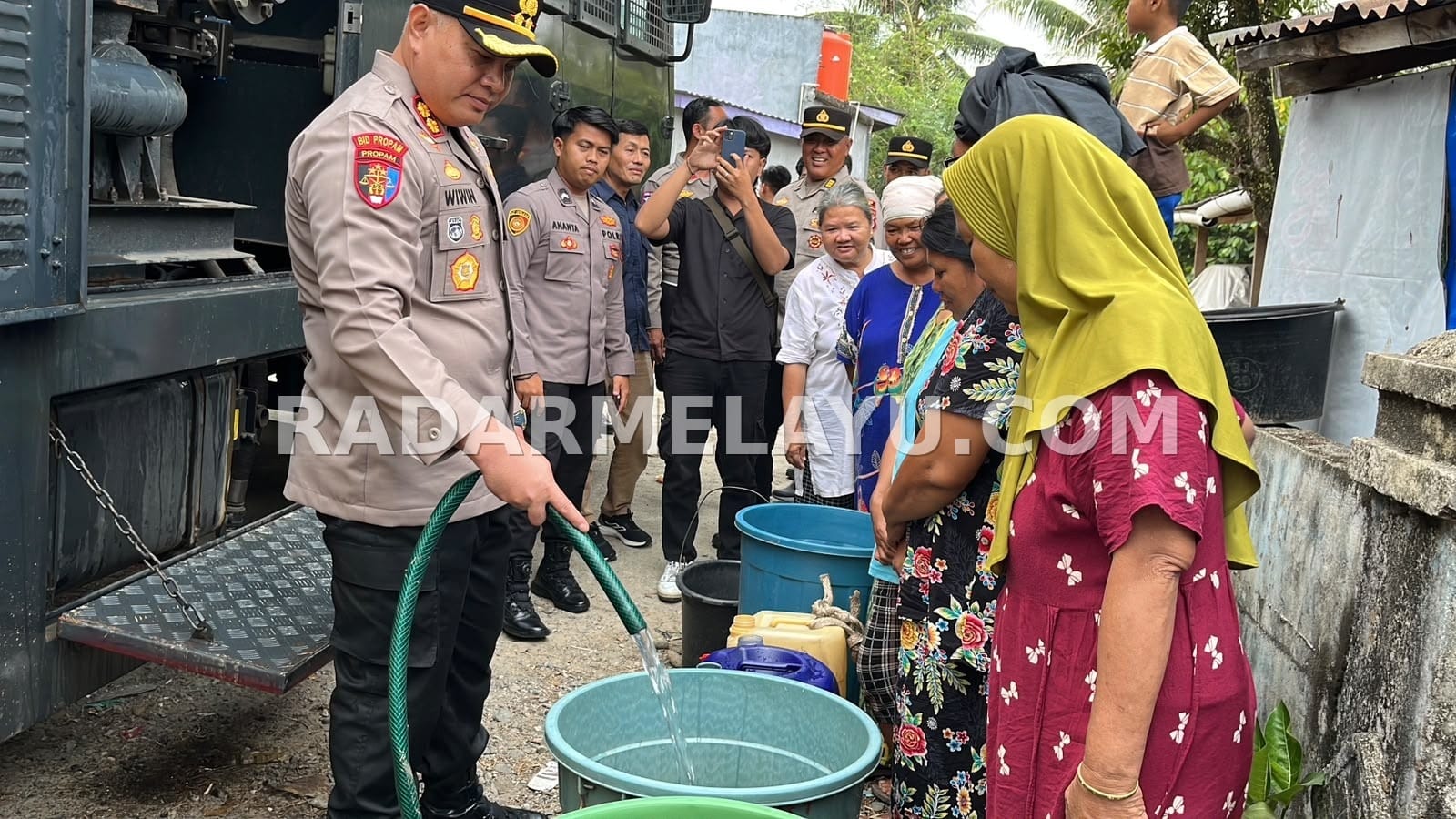 Mobil AWC Disulap Jadi Tangki Raksasa, Polres Kaur Guyur 10 Ribu Liter Air Bersih ke Desa Kekeringan