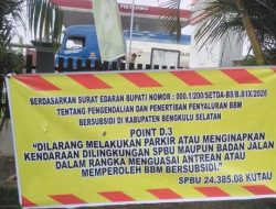 Tak Ada Lagi “Titip Lapak” Antrean BBM! SPBU Kutau Pasang Spanduk Larangan Parkir Menginap